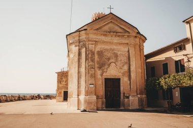 Tarihi kırmızı çatıları ve Adriyatik limanı olan büyüleyici Piran, Slovenya Akdeniz kıyı kasabası