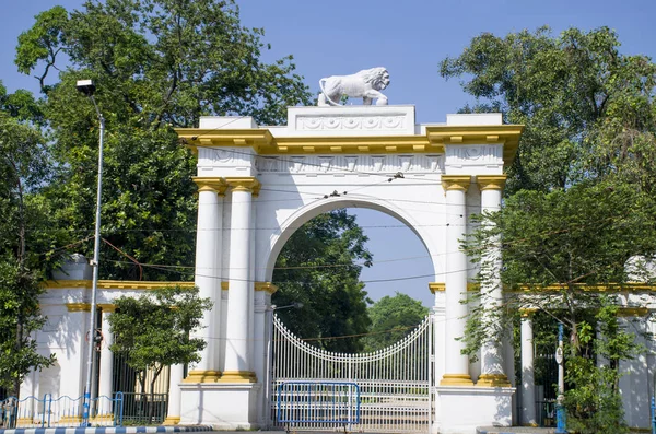 美丽的白色门与狮子在 Kolkat — 图库照片