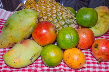 Bir tabloda bir tatlı taze meyve