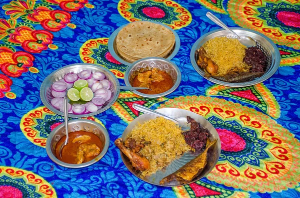 Bir katta ve bir halı geleneksel Hint yemekleri
