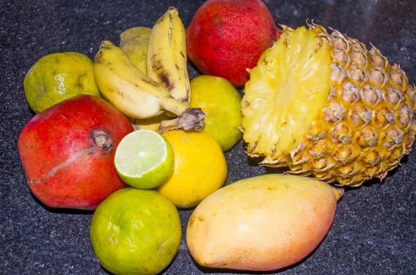 Vers Fruit Een Tafel Een Dessert — Stockfoto