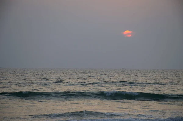 Ландшафтный Закат Синим Моря Красным Солнцем Волнами — стоковое фото