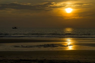 Denizde bir turuncu günbatımı güzel manzara