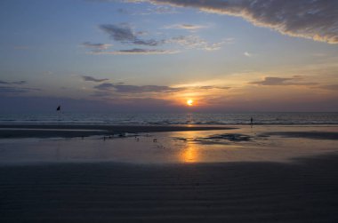 Denizde bir turuncu günbatımı güzel manzara