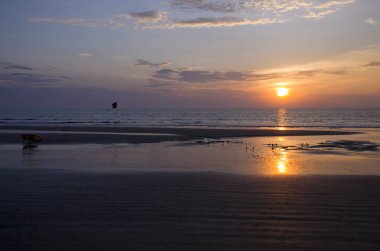 Denizde bir turuncu günbatımı güzel manzara