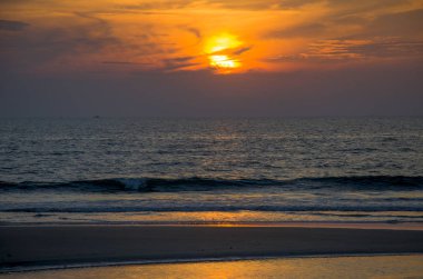 Denizde bir turuncu günbatımı güzel manzara