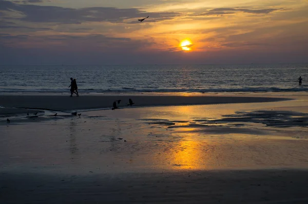 Denizde bir turuncu günbatımı güzel manzara