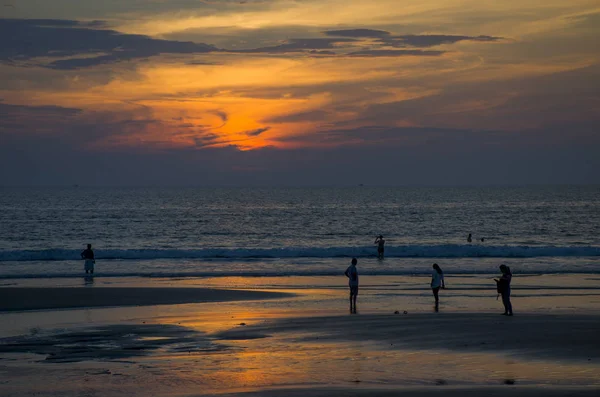 Denizde bir turuncu günbatımı güzel manzara