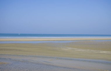 Beyaz kum ile mavi deniz kıyısında güzel manzara
