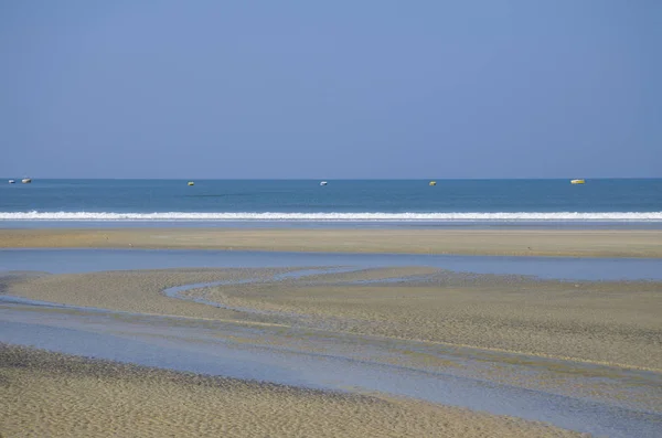 蓝色海海岸的美丽的风景与白色沙子 — 图库照片