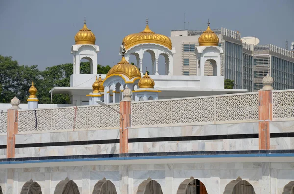 Delhi Için Sarı Bir Kubbe Ile Beyaz Camii — Stok fotoğraf