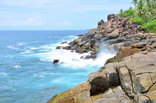 Paisaje Costa Una Ola Del Océano Romper Contra Las Piedras — Foto de Stock