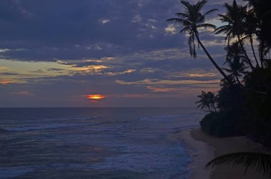Bir gün batımı için Hint Okyanusu Sri Lanka manzara