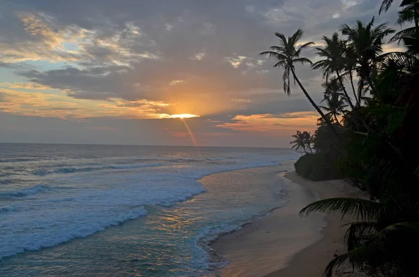 Bir gün batımı için Hint Okyanusu Sri Lanka manzara