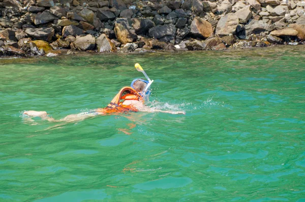 Dívka Masce Ponory Pod Vodou Sledovat Podmořský Svět — Stock fotografie