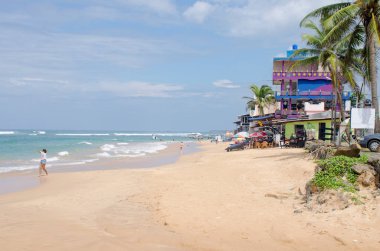 Palmiye ağaçları ve insanlar ile Sri Lanka güzel okyanus sahil peyzaj