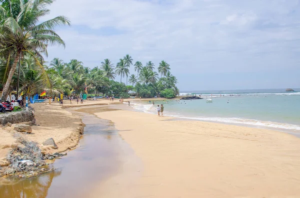 Landskapets Vackra Havet Kusten Sri Lanka Med Palmer Och Personer — Stockfoto