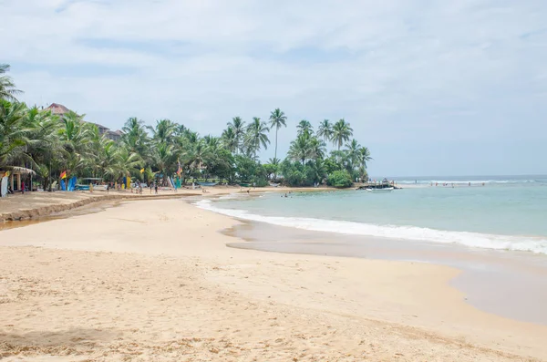 Palmiye Ağaçları Insanlar Ile Sri Lanka Güzel Okyanus Sahil Peyzaj — Stok fotoğraf