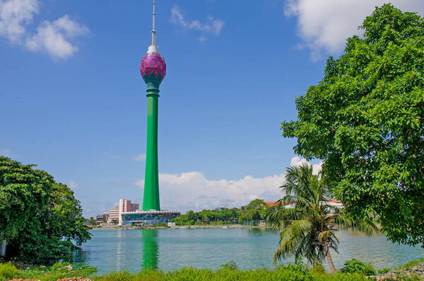 современное здание Colombo Lotus Tower в столице Шри-Ланки Коломбо
