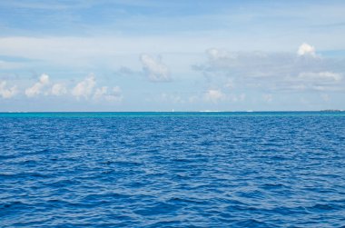 Gökyüzünde Hint Okyanus üzerinde Maldivler Island paraşüt.