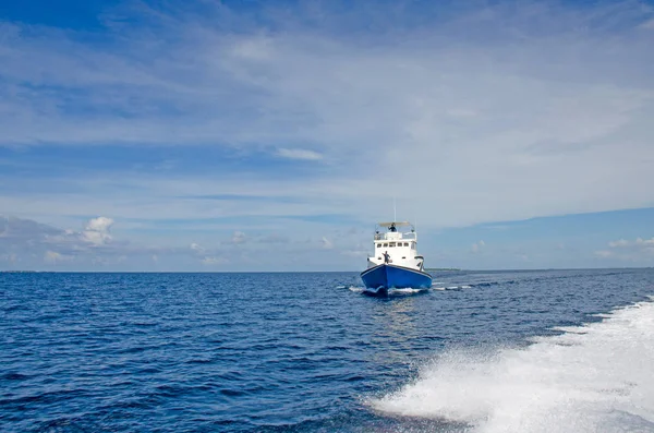 在开阔的印度洋上的船马尔代夫岛波涛汹涌 — 图库照片
