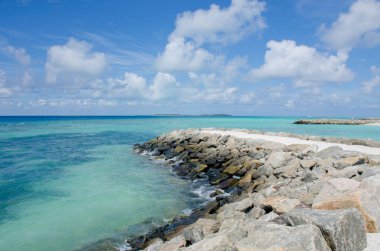 Manzara Maldiv Adası mavi okyanus beyaz kum ve taş karaya