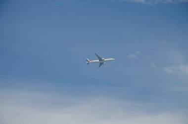 Uçak yolcu arka planı mavi gökyüzünde uçar