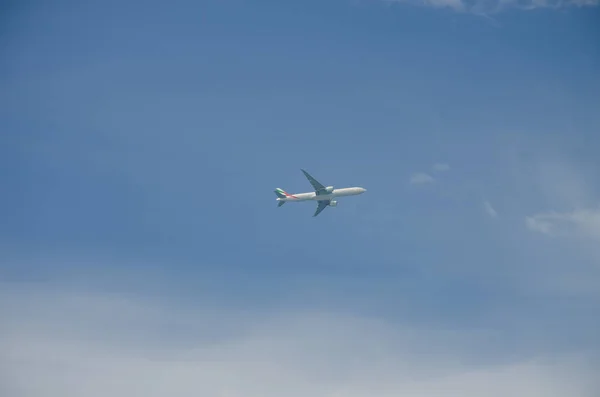 Passageiro Avião Contra Fundo Céu Azul Voa Fotografias De Stock Royalty-Free