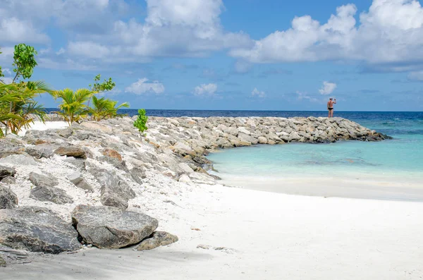 Man Kostnaderna Maldiverna Ett Landskap Stranden Oceanen — Stockfoto