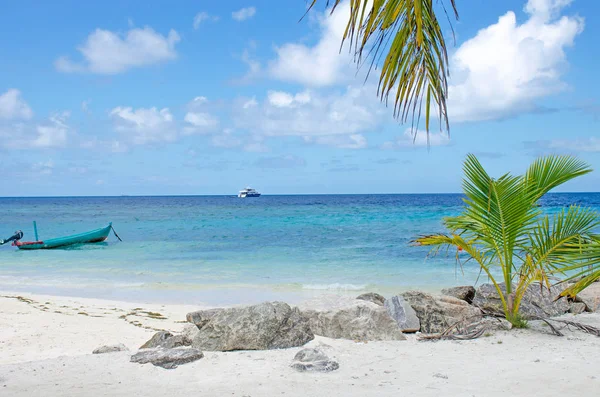 Maldivler bir manzara okyanus ve gemi Beach adada