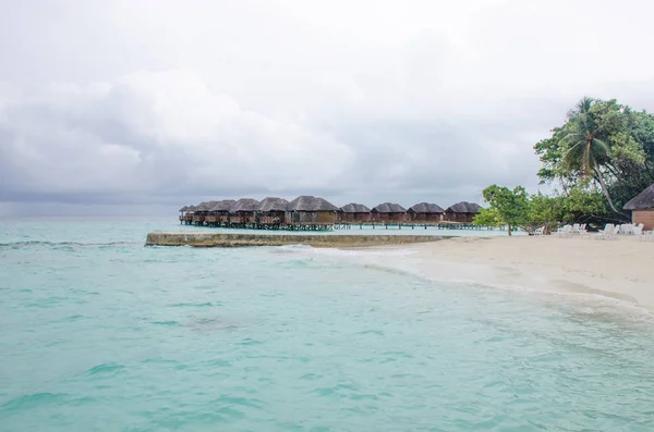 Maldiverna Huset Fiholhohi Vatten Ett Landskap Stranden Med Blå Vatten — Stockfoto