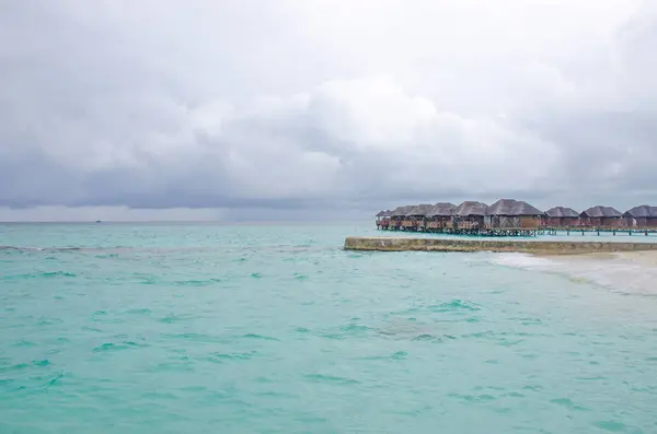 Ada Maldivler Evin Fiholhohi Üzerinde Bulutlu Günde Hint Okyanusu Mavi — Stok fotoğraf