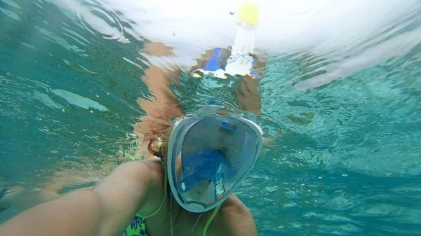 Persona Nell Oceano Sott Acqua Una Maschera — Foto Stock