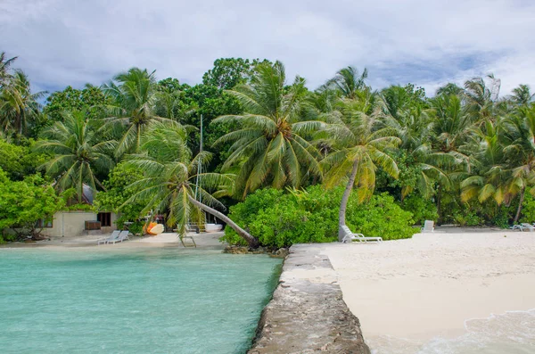 Wyspa Plaża Białym Piaskiem Turkus Wody Strefie Rekreacyjnej Malediwy — Zdjęcie stockowe
