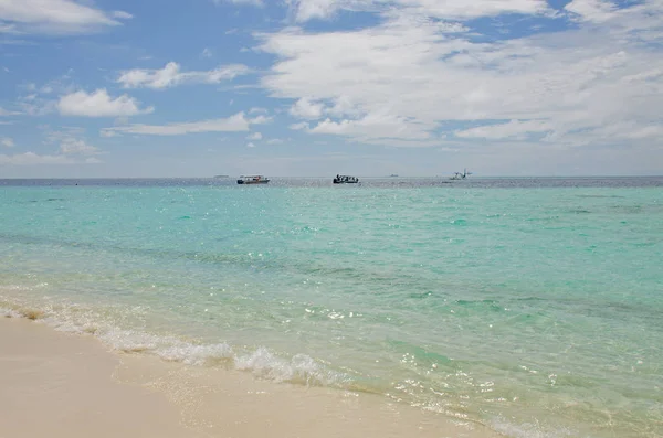 Isla Playa Con Arena Blanca Agua Turquesa Con Barco Maldivas — Foto de Stock
