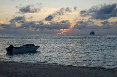 Maldivler Hint Okyanusu günbatımı