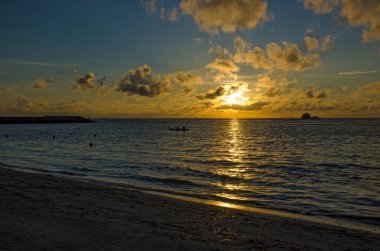 Maldivler Hint Okyanusu günbatımı