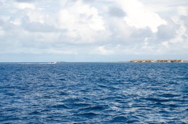 evleri su ve tekne ile Hint Okyanusu manzara