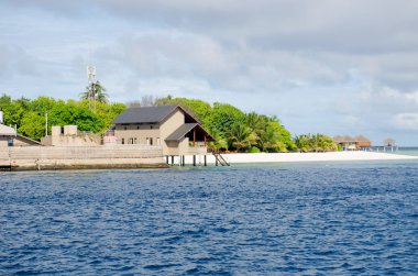 beyaz kum okyanus plaj manzara ve Maldivler gökyüzü mavi