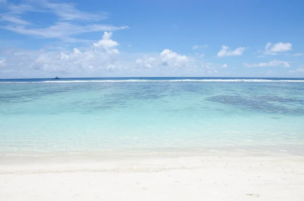 Paisaje Playa Del Océano Con Arena Blanca Azul Cielo Maldivas — Foto de Stock
