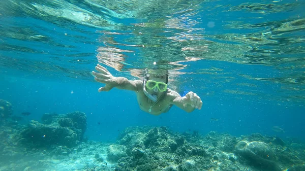 Šnorchlování Člověka Pod Vodou Maskou Indického Oceánu — Stock fotografie