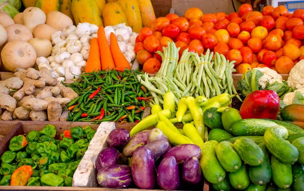 Verduras Frescas Mostrador Mercado Fotos De Stock Sin Royalties Gratis