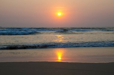 sahil üzerinde güzel bir manzara bir günbatımı