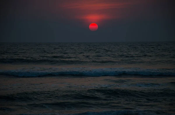 Hermoso Paisaje Una Puesta Sol Orilla Del Mar — Foto de Stock