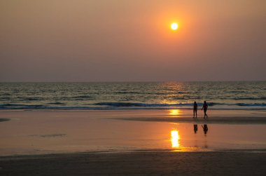 Bir deniz pürüzsüz yüzey üzerinde gün batımı güzel bir manzara