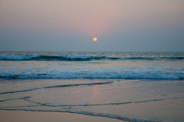 Bir deniz pürüzsüz yüzey üzerinde gün batımı güzel bir manzara