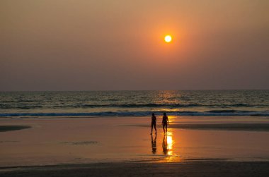 Bir deniz pürüzsüz yüzey üzerinde gün batımı güzel bir manzara