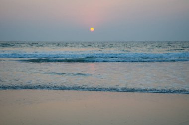 Bir deniz pürüzsüz yüzey üzerinde gün batımı güzel bir manzara