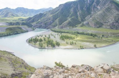 Rusya'da Altay'da Dağlar arasında Chuya Nehri ve Katun Nehri'nin peyzaj birleşimi
