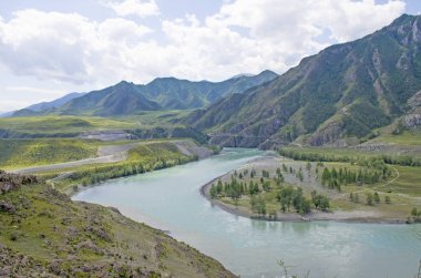 Rusya'da Altay'da Dağlar arasında Chuya Nehri ve Katun Nehri'nin peyzaj birleşimi